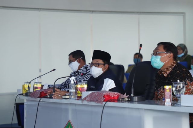 Sutiaji (tengah). Foto: Feni Yusnia