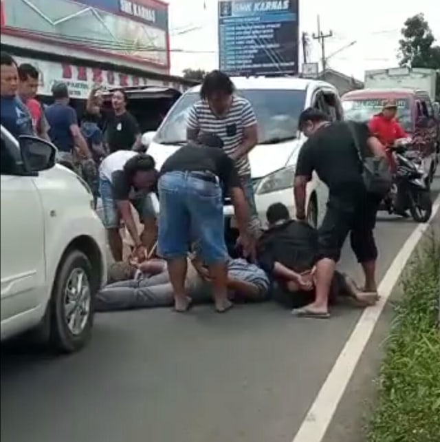 Tangkapan layar dari video penangkapan pelaku kejahatan yang viral di media sosial.