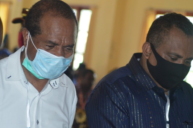 Calon Independen nomor urut tiga, Yance Salambau (baju hitam/calon bupati dan calon wakil bupati Felix Duwit baju putih). Foto: Paul