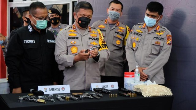 KAPOLDA Riau, Irjen Pol Agung Setya Imam Effendi, saat memperhatikan senjata api yang disita dari dua kelompok bandar narkoba saling berebut sabu 46 kg dan 10 ribu butir pil ekstasi, Senin (16/11/2020). 