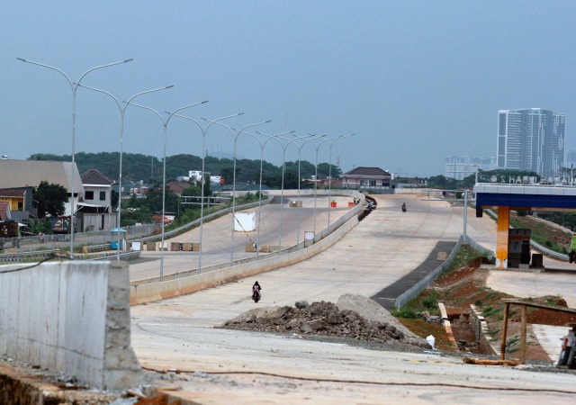 Warga berada di proyek jalan Tol Kunciran-Cengkareng di Cipondoh, Tangerang, Banten. Foto: Muhammad Iqbal/Antara Foto