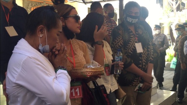 Nora Alexandra dan Ibu Jerinx menndoakan Jerinx sebelum menjalani sidang lanjutan dengan agenda duplik di Pengadilan Negeri (PN) Denpasar, Selasa (17/11). Foto:  Denita BR Matondang/kumparan
