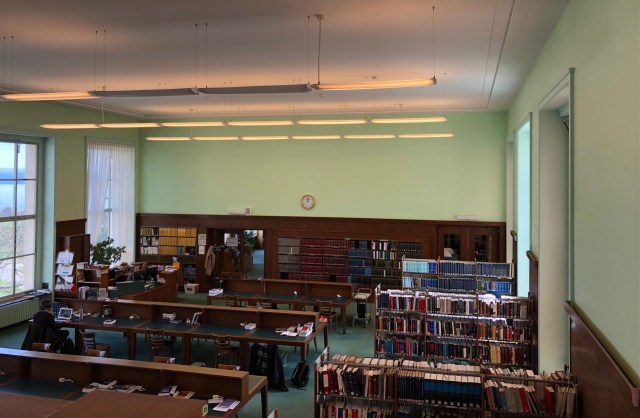 Salah satu sudut ruang baca di Perpustakaan UNOG (sumber: dokumentasi pribadi)