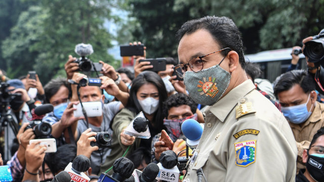 Gubernur DKI Jakarta Anies Baswedan tiba di Mapolda Metro Jaya, Jakarta, Selasa (17/11). Foto: Hafidz Mubarak A/ANTARA FOTO