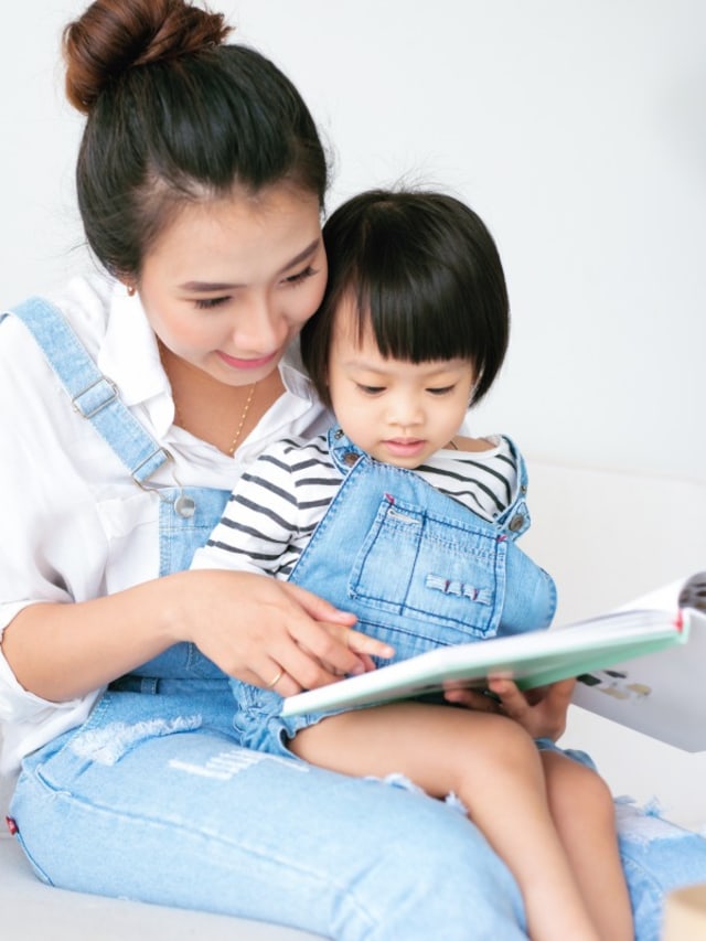 Ilustrasi ibu membacakan fabel untuk anak Foto: Shutterstock