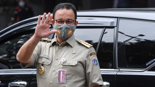 Gubernur DKI Jakarta Anies Baswedan melambaikan tangan setibanya di Mapolda Metro Jaya, Jakarta, Selasa (17/11). Foto: Hafidz Mubarak A/ANTARA FOTO