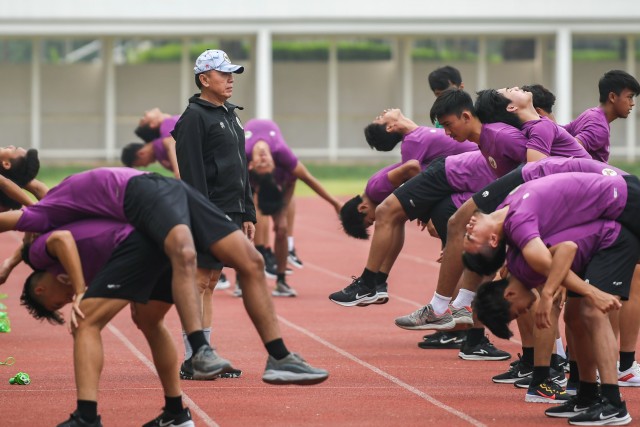 Ketum PSSI Mochamad Iriawan menyaksikan pemain Timnas U-19  berlatih di Stadion Madya, Kompleks Gelora Bung Karno Senayan, Jakarta, Selasa (17/11).  Foto: Galih Pradipta/ANTARA FOTO