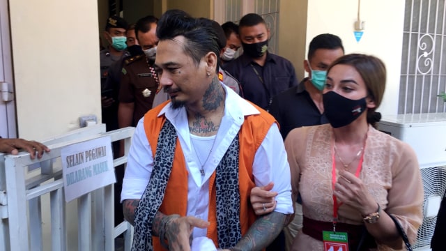 Terdakwa kasus ujaran kebencian I Gede Aryastina alias Jerinx selesai menjalani sidang dengan agenda duplik di Pengadilan Negeri (PN) Denpasar, Bali, Selasa (17/11). Foto: Denita br Matondang/kumparan