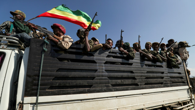 Anggota milisi wilayah Amhara naik truk mereka saat mereka menuju untuk menghadapi Tigray People's Liberation Front (TPLF), di Sanja, wilayah Amhara dekat perbatasan dengan Tigray, Ethiopia. Foto:  Tiksa Negeri/REUTERS