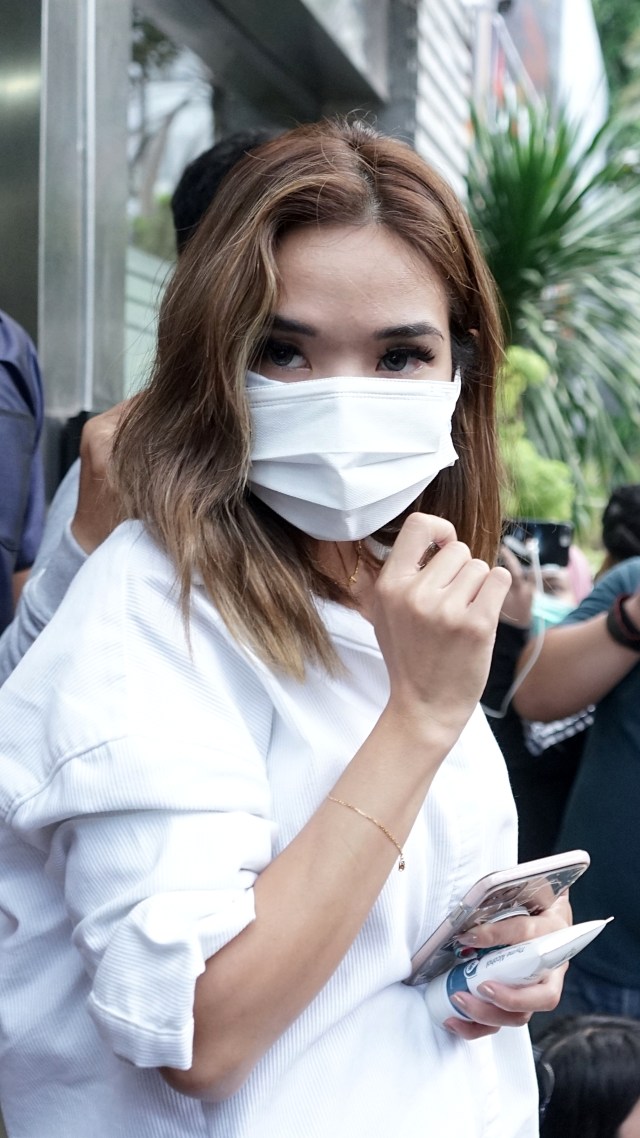 Gisel Anastasia seusai diperiksa di Polda Metro Jaya, Jakarta, Selasa, (17/11). Foto: Ronny