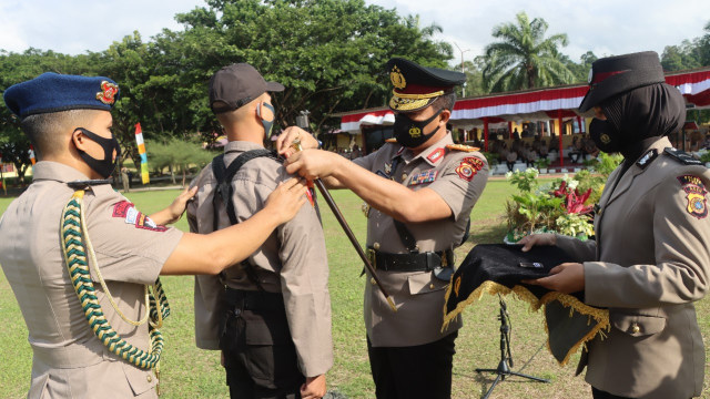 Kapolda Aceh menyematkan tanda siswa kepada calon bintara. Foto: Polda Aceh