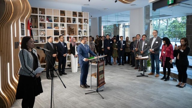 Dubes RI Kristiarto Legowo mengikutinya di Indonesian Pavillion bersama para pebisnis Australia dan RI Foto: KBRI Canberra