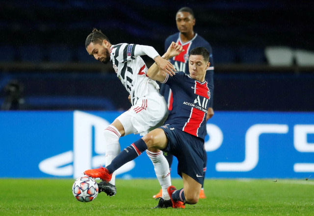 Alex Telles beraksi di pertandingan Liga Champions Paris Saint-Germain vs Manchester United di Parc des Princes, Paris, Prancis. Foto: Gonzalo Fuentes/Reuters
