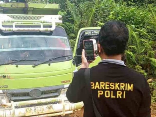 Tim Mabes Polri saat berada di TKP dan sedang mengamankan sebuah truck.(FOTO: Dokumen masyarakat)