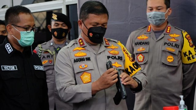 KAPOLDA Riau, Irjen Pol Agung Setya Imam Effendi, saat mengecek senjata api yang disita dari para bandar narkoba. 