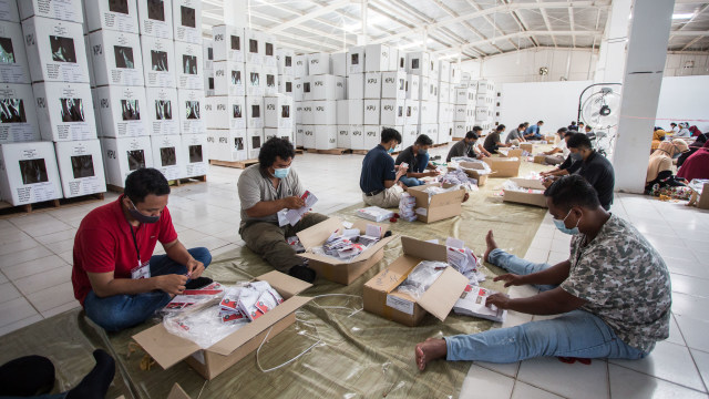 Pekerja melipat surat suara Pemilu Gubernur dan Wakil Gubernur Kepulauan Riau 2020 di Gudang Logistik KPU Kota Batam, Kepulauan Riau, Selasa (17/11/2020).  Foto: /ANTARA FOTO