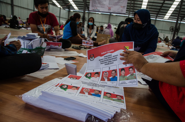 Pekerja melakukan pelipatan dan penyortiran surat suara Pemilu Bupati dan Wakil Bupati Kabupaten Bandung 2020 di Gudang Logistik KPU, Soreang, Kabupaten Bandung, Jawa Barat, Senin (16/11/2020). Foto: Novrian Arbi/ANTARA FOTO