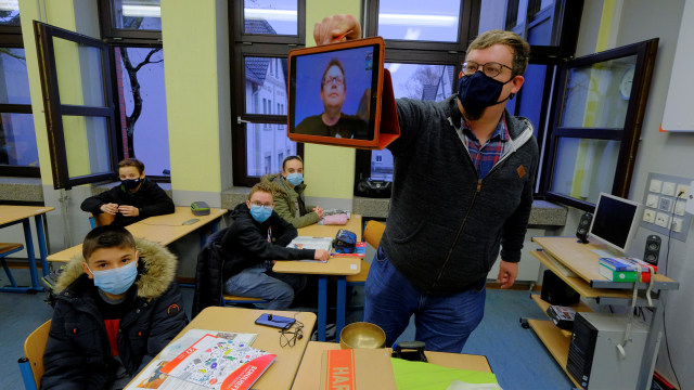 Suasana sekolah dengan guru online di Jerman. Foto: Wolfgang Rattay/Reuters