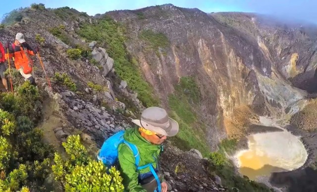Dua orang pendaki saat menyusuri gigiran atau tubir puncak kawah Ciremai. Foto: Harley Sastha