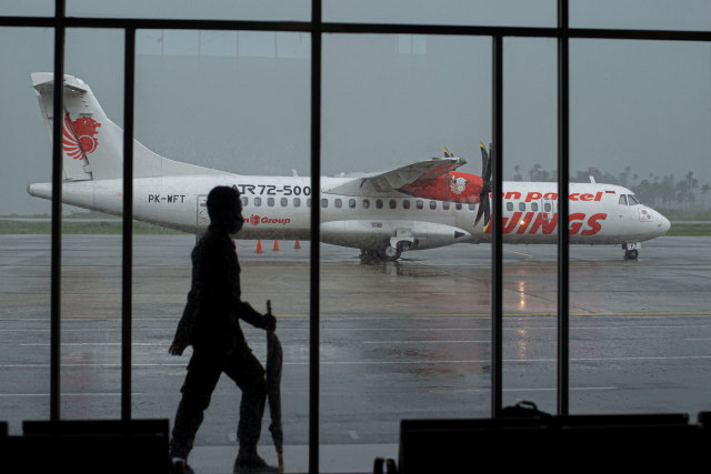 Pesawat komersial Wings Air asal Batam tiba di Bandara Raden Sadjad, Ranai, Kabupaten Natuna, Kepulauan Riau. Foto: Aditya Pradana Putra/Antara Foto