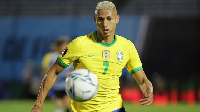 Pemain Brasil, Richarlison daat pertandingan melawan Uruguay di Estadio Centenario, Montevideo, Uruguay. Foto: Raul Martinez / Pool via Reuters
