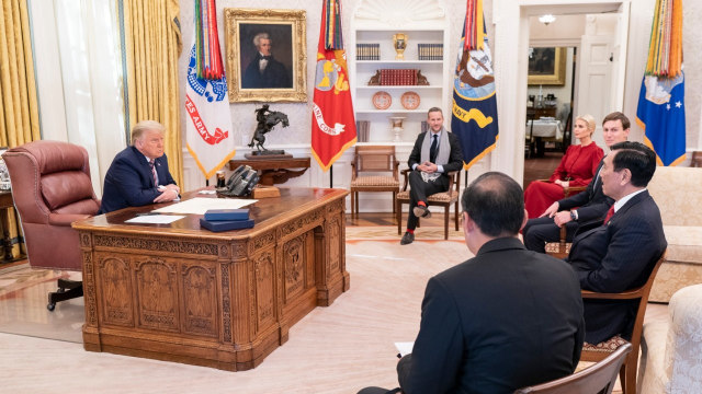 Menteri Koordinator Bidang Kemaritiman dan Investasi Luhut Binsar Pandjaitan bertemu dengan Presiden AS Donald Trump di Gedung Putih, Amerika Serikat.  Foto: KBRI Washington DC