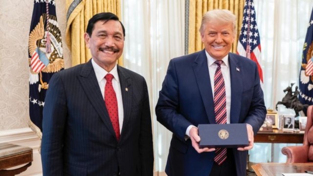 Menteri Koordinator Bidang Kemaritiman dan Investasi Luhut Binsar Pandjaitan bertemu dengan Presiden AS Donald Trump di Gedung Putih, Amerika Serikat.  Foto: KBRI Washington DC