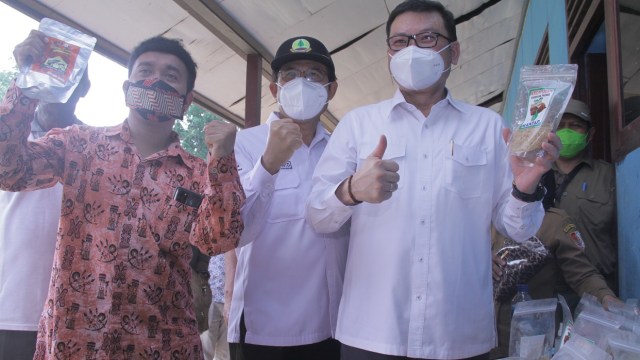 BRG-Yayasan Kitong Bisa sepakat kembangkan abon ikan olahan Suku Marind di Merauke. (Bumipapua.com/Abdel Syah)