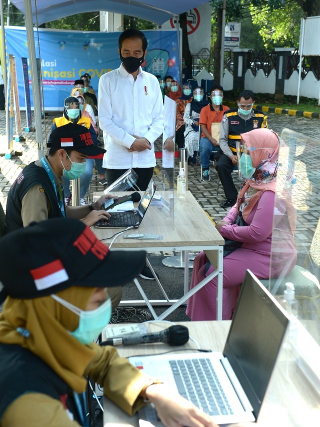 Presiden Joko Widodo saat meninjau simulasi pemberian vaksinasi COVID-19, di Puskesmas Tanah Sareal, Kota Bogor, Jawa Barat, Rabu (18/11). Foto: Biro Pers Sekretariat Presiden
