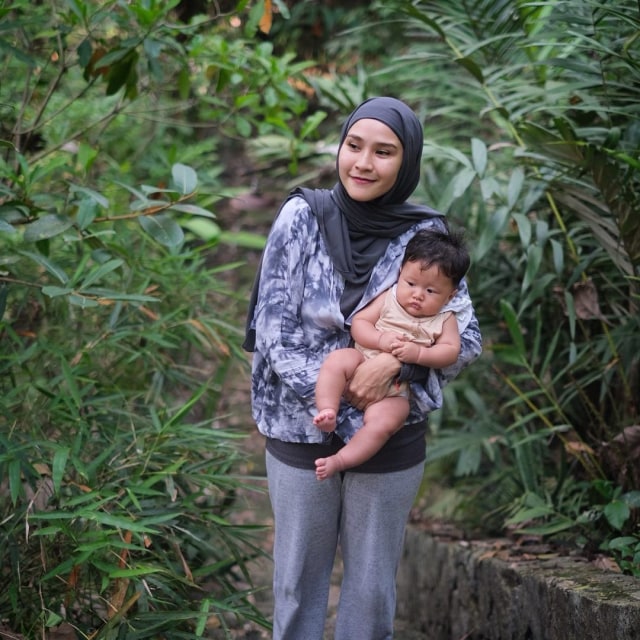 Zaskia Adya Mecca dan anaknya Bhaj Kama Foto: Instagram @zaskiadyamecca