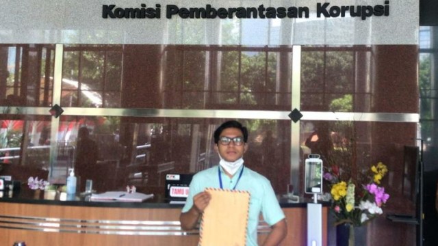 Frans Josua Napitu saat melaporkan rektor Unnes ke KPK. Foto: Dok. Istimewa