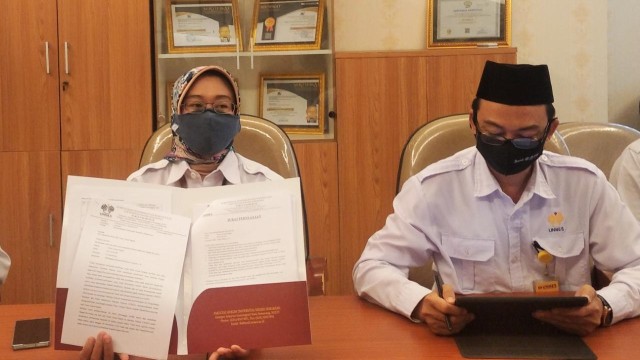 Dekan Fakultas Hukum Universitas Negeri Semarang, Rodiyah saat menunjukan surat pemberitahuan pengembalian pembinaan moral karakter mahasiswa bernama Frans Josua Napitu kepada orang tuanya. Foto: Dok. Istimewa