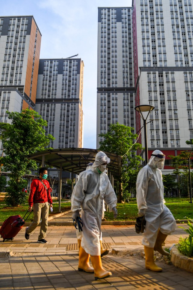 Sejumlah petugas tenaga kesehatan bersiap untuk didekontaminasi di Rumah Sakit Darurat COVID-19 Wisma Atlet Kemayoran di Jakarta, Kamis (12/11/2020). Foto: M RISYAL HIDAYAT/ANTARA FOTO