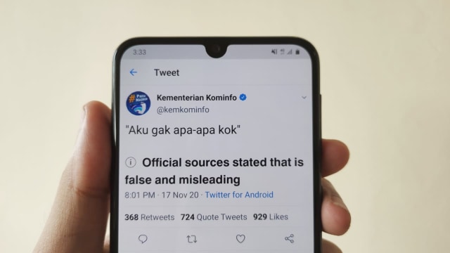 Tweet yang sengaja diberi label hoaks palsu. Foto: Muhammad Fikrie/kumparan