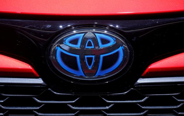 Logo mobil listrik Toyota. Foto: Auto Express