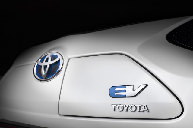 Logo mobil listrik Toyota. Foto: Auto Express
