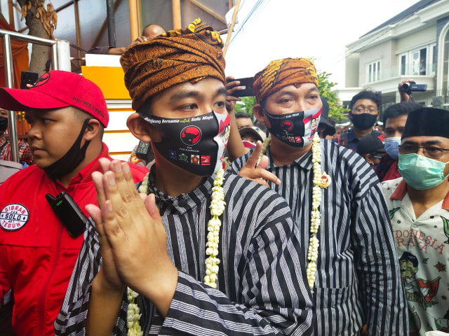 Foto Gibran mendaftar di KPU Solo viral beredar di media sosial karena dikaitkan dengan kerumunan yang terjadi saat pandemi. Gibran menyatakan akan siap ditegur dan mendapat hukuman