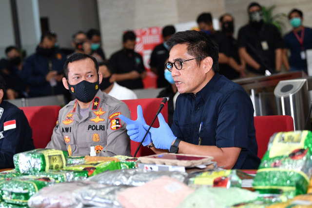 Direktur Tindak Pidana Narkoba Bareskrim Polri Brigjen Pol Krisno H Siregar (kanan) dan Karopenmas Polri Brigjen Pol Awi Setiyono menyampaikan rilis kasus narkoba di kantor Bareskrim Polri, Jakarta, Rabu (18/11/2020).  Foto: SIGID KURNIAWAN?ANTARA FOTO