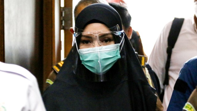 Terdakwa kasus dugaan suap dan gratifikasi pengurusan fatwa Mahkamah Agung (MA) Djoko Tjandra, Jaksa Pinangki Sirna Malasari bersiap mengikuti sidang di Pengadilan Tipikor, Jakarta, Rabu (18/11). Foto: Rivan Awal Lingga/ANTARA FOTO