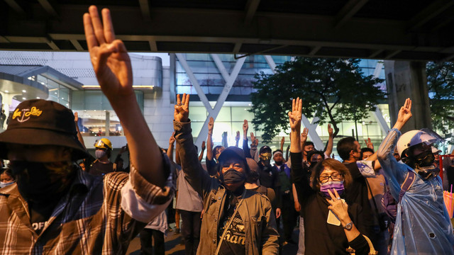 Para pengunjuk rasa menunjukkan penghormatan dengan tiga jari saat demonstrasi di Bangkok, Thailand, Rabu (18/11/2020). Foto: ATHIT PERAWONGMETHA/REUTERS