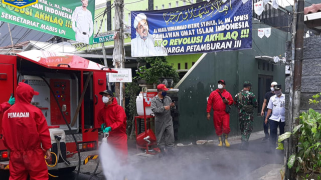 Penyemprotan di Petamburan. Foto: Dok. Camat Tanah Abang