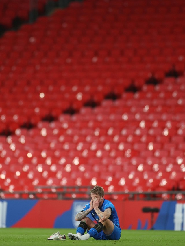 Ekspresi pemain Islandia, Ari Skulason usai pertamdingan UEFA Nations League melawan Inggris di Stadion Wembley, London, Inggris. Foto: Carl Recine/Reuters