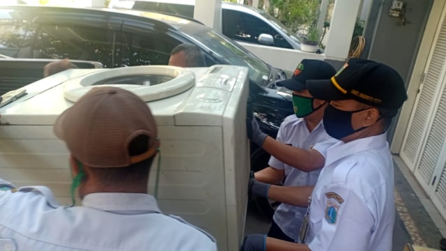 Petugas Dinas Lingkungan Hidup DKI Jakarta menjemput sampah elektronik warga dengan layanan jemput ewaste. Foto: Dinas Lingkungan Hidup DKI
