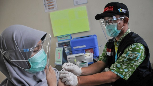 Petugas medis (kanan) menyimulasikan pemberian vaksin COVID-19 di Puskesmas Cikarang, Kabupaten Bekasi, Jawa Barat, Kamis (19/11). Foto: Fakhri Hermansyah/ANTARA FOTO