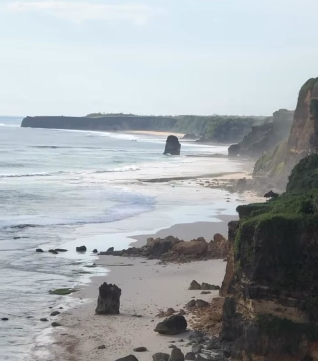 Batu cincin ikon Pantai Mbawana yang runtuh Foto: Instagram @caswanassegaf