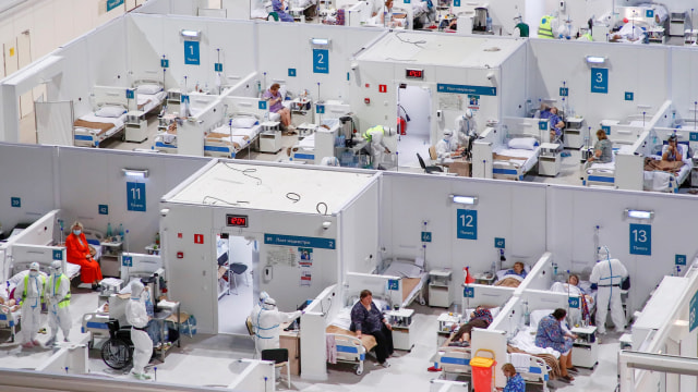 Suasana perawatan pasien terinfeksi virus corona di Istana Es Krylatskoye, Moskow, Rusia. Foto: Maxim Shemetov/REUTERS