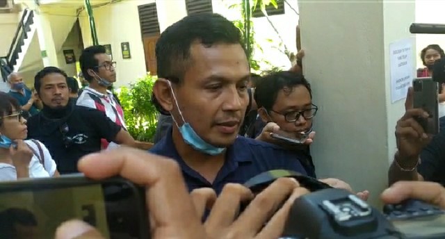 Rekan Jerinx di SID Bobby Kool saat berada di PN Denpasar -  IST