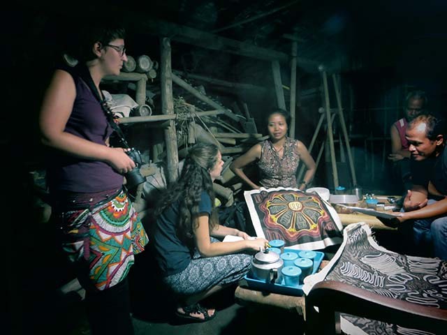 Marina dan Tea bersama Komunitas Wayang Beber Welingan di Pacitan saat melakukan penelitian. Sumber foto: https://wayangbeberproject.wordpress.com
