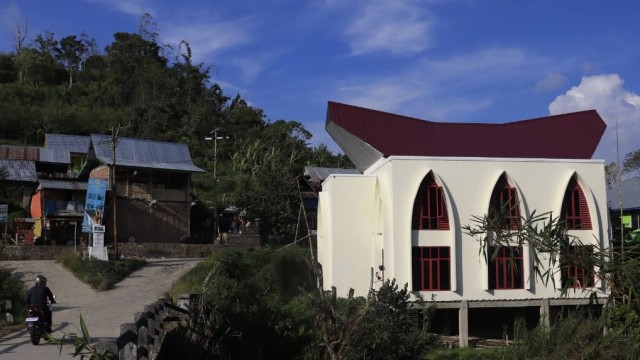 Masjid Al-Faruq di Mamasa, Sulawesi Barat, dengan bentuk atap menyerupai rumah adat Mamasa. Foto: Frendy/sulbarkini