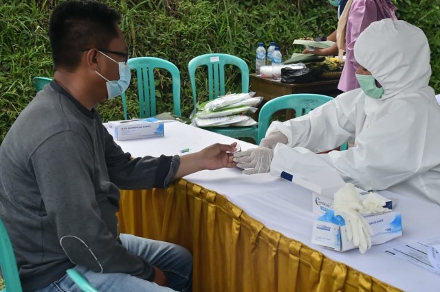 Warga di sekitar pesantren yang didatangi Habib Rizieq di Bogor di Swab Massal. Foto: Dok. Istimewa